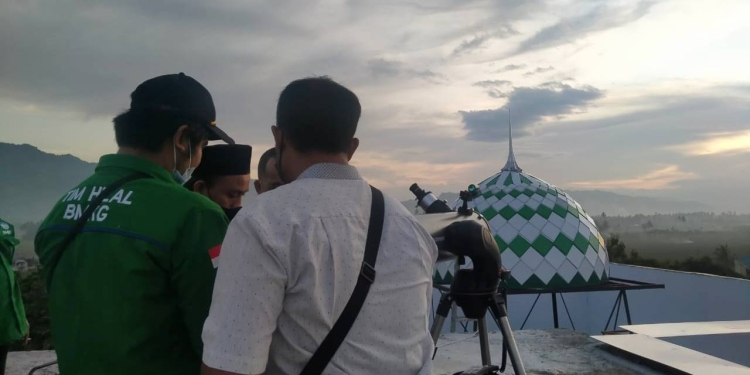 Ilustrasi pemantauan hilal oleh Tim rukyatul Hilal (muhajir/gopos)