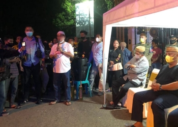 Anggota DPRD Provinsi Gorontalo, Fikram Salilama memberikan sambutan saat melepas pawai ketuk sahur, Ahad (3/4/2022) (istimewa)