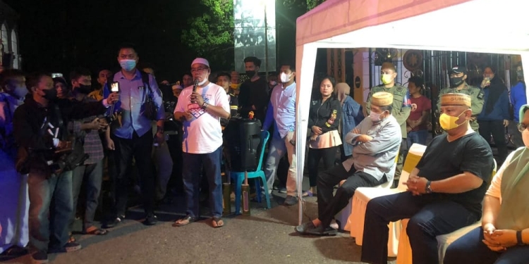 Anggota DPRD Provinsi Gorontalo, Fikram Salilama memberikan sambutan saat melepas pawai ketuk sahur, Ahad (3/4/2022) (istimewa)