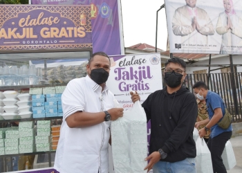 Raktor UNG, Eduart Wolok menyerahkan takjil di etalase takjil Gorontalo (dok. UNG)