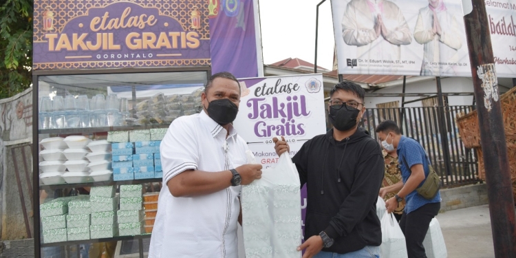 Raktor UNG, Eduart Wolok menyerahkan takjil di etalase takjil Gorontalo (dok. UNG)