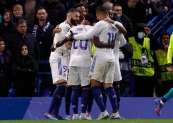 Pemain real madrid melakukan selebrasi usai Karim Benzema mencetak gol yang memastikan Madrid menang atas tuan rumah Chealsea pada leg pertama Perempat Final Liga Champion (foto: ig @Real Madrid)