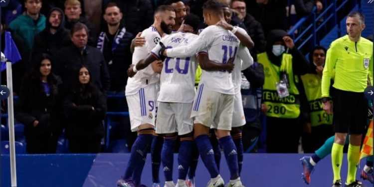 Pemain real madrid melakukan selebrasi usai Karim Benzema mencetak gol yang memastikan Madrid menang atas tuan rumah Chealsea pada leg pertama Perempat Final Liga Champion (foto: ig @Real Madrid)