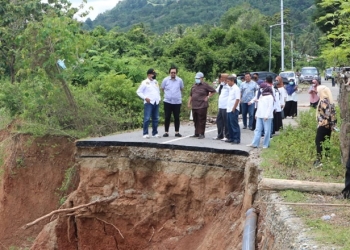 Komisi III DPRD Provinsi Gorontalo meninjau jalan putus di Kecamatan Suwawa, Jumat (8/4/2022) (istimewa)