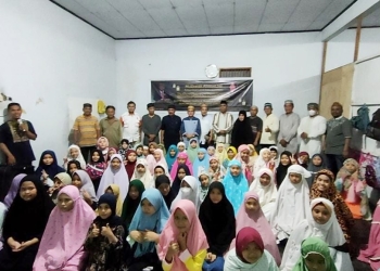 Orari Lokal Kota Gorontalo dan  Santri Rumah Tahfiz dan  Tilawah Darul Khairat Kota Gorontalo, ketika melaksanakan buka puasa bersama (fahrun/gopos).