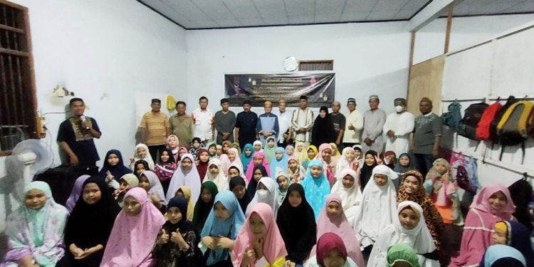 Orari Lokal Kota Gorontalo dan  Santri Rumah Tahfiz dan  Tilawah Darul Khairat Kota Gorontalo, ketika melaksanakan buka puasa bersama (fahrun/gopos).