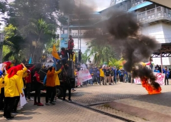 Ratusan aliansi mahasiswa melakukan demonstrasi di Halaman depan kantor DPRD Kabupaten Gorontalo, Senin (11/4/2022). (Foto: Putra/Gopos)