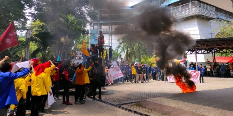 Ratusan aliansi mahasiswa melakukan demonstrasi di Halaman depan kantor DPRD Kabupaten Gorontalo, Senin (11/4/2022). (Foto: Putra/Gopos)