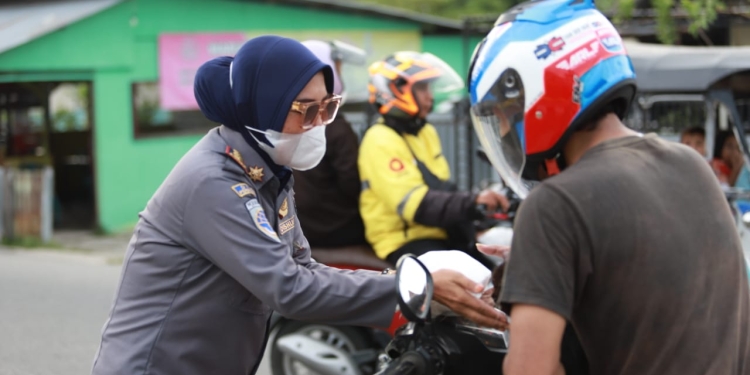 DLHPP Bone Bolango Berbagi Takjil Untuk Masyarakat