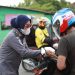 DLHPP Bone Bolango Berbagi Takjil Untuk Masyarakat