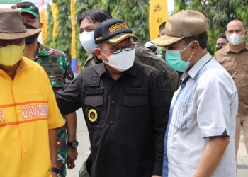 Ketua DPRD Provinsi Gorontalo (ujung kanan) bersama Wali Kota Gorontalo Marten Taha (tengah) dan Gubernur Gorontalo Rusli Habibie (ujung kiri) dalam agenda pencanangan pekerjaan jalan Jhon Aryo Katili, Sabtu (16/4/2022) (Dok. Humas/Deprov)