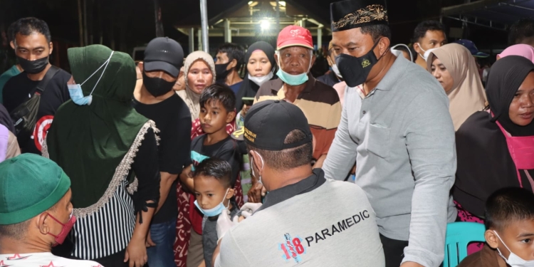 Polres Bone Bolango Targetkan 700 Warga Ikut Gebyar Vaksinasi di Tilongkabila Kapolres Bone Bolango, AKBP Emile Reisitei Hartanto saat memantau pelaksanaan Gebyar Vaksinasi di Kecamatan Tilongkabila, Jumat (15/6/2022). (Foto Humas Polres Bone Bolango)