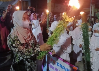 Anggota DPR RI, Ida Syahidah ikut menyemaraki kegiatan pawai obor untuk menyambut malam nuzulul quran di Kelurahan Molosipat, Sabtu malam, (16/4/2022). (fahrun/gopos)