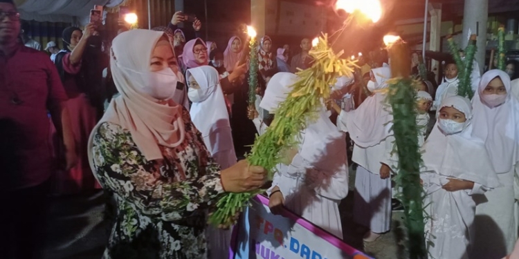 Anggota DPR RI, Ida Syahidah ikut menyemaraki kegiatan pawai obor untuk menyambut malam nuzulul quran di Kelurahan Molosipat, Sabtu malam, (16/4/2022). (fahrun/gopos)