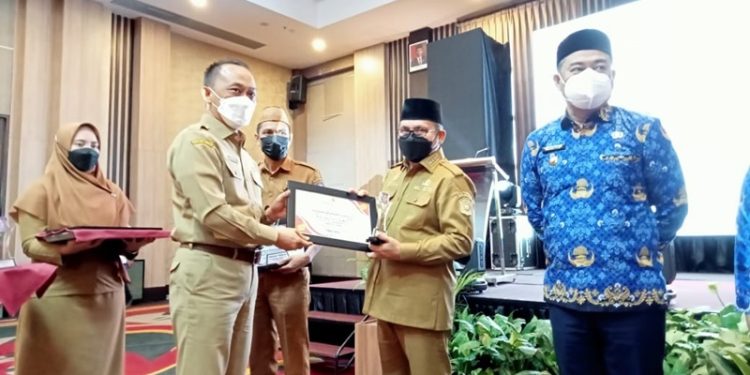 Wali Kota Gorontalo, Marten Taha saat menghadiri musrembang tingkat provinsi Gorontalo, di hotel Aston, Senin (18/4/2022) (sari/gopos)