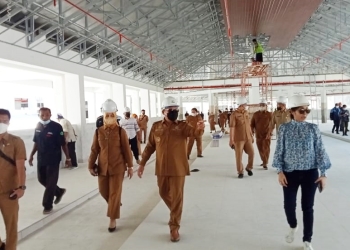 Wali Kota Gorontalo, Marten Taha meninjau pekerjaan pembangunan pasar sentral Kota Gorontalo, Senin (18/4/2022) (Foto: sari/gopos)