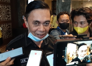 Ketua Komisi I, AW Thalib saat diwawancarai awak media usai peluncuran desa digital di Hotel Aston, Kota Gorontalo. Selasa (19/4/2022) (istimewa)