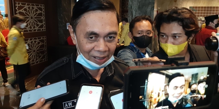 Ketua Komisi I, AW Thalib saat diwawancarai awak media usai peluncuran desa digital di Hotel Aston, Kota Gorontalo. Selasa (19/4/2022) (istimewa)