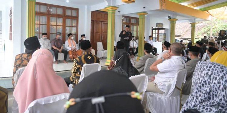 Menko Airlangga saat mengunjungi Pondok Pesantren Suryalaya di Tasikmalaya, Jawa Barat, Rabu (20/4).