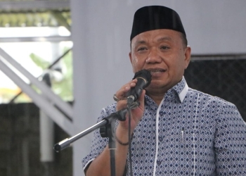 Arifin Djakani memberikan sambutan saat peresmian toko bangunan dari PT Tulus Grup miliknya, Jumat (22/4/2022) (istimewa)
