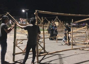 Mahasiswa Tekni UNG mempersiapkan acara fetival tumbilotohe di Kampus 4 UNG (istimewa)