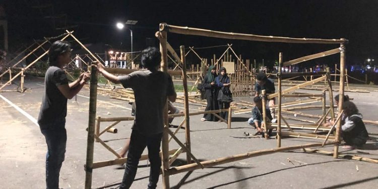 Mahasiswa Tekni UNG mempersiapkan acara fetival tumbilotohe di Kampus 4 UNG (istimewa)