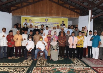Gubernur Gorontalo, Rusli Habibie bersama mantan pejabat di Lingkungan Pemprov Gorontalo berpose bersama dalam agenda silaturahmi dan buka puasa bersama, Minggu (24/4/2022) di RM Miranti, Bone Bolango (istimewa)