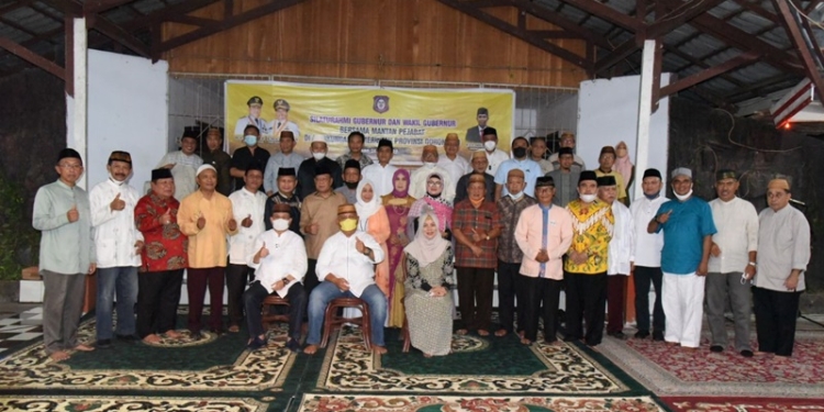 Gubernur Gorontalo, Rusli Habibie bersama mantan pejabat di Lingkungan Pemprov Gorontalo berpose bersama dalam agenda silaturahmi dan buka puasa bersama, Minggu (24/4/2022) di RM Miranti, Bone Bolango (istimewa)