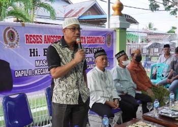 Anggota DPRD Kota Gorontalo, Erman Latjenke, ketima memberikan sambutan dalam kegiatan reses bertempat di Kelurahan Buladu, Kota Gorontalo, Minggu (24/4/2022). (fahrun/gopos)