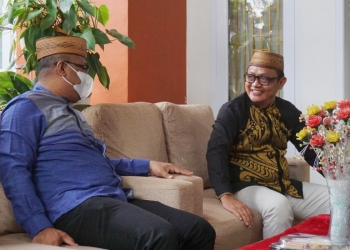 Anggota DPRD Kota Gorontalo, Irwan Hunawa, ketika melaksanakan 
reses masa sidang ke dua bertempat dirumah pribadinya di kelurahan 
Tomulobutao, Kota Gorontalo, Minggu (24/4/2022). (fahrun/gopos)