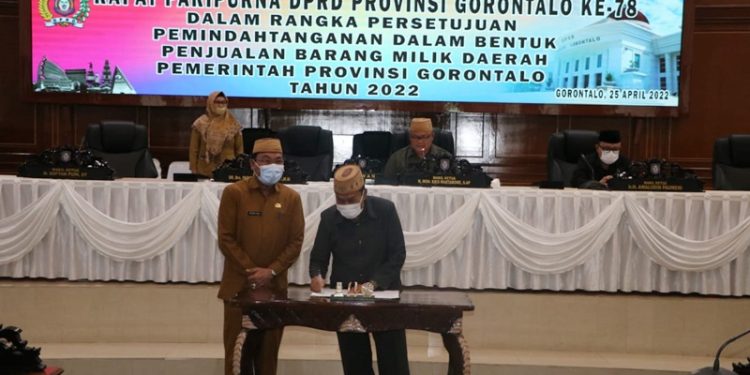 Penandatangnan persetujuan DPRD Provinsi Gorontalo terhadap pemindahtanganan barang milik daerah yang dilakukan oleh Ketua DPRD, Paris Jusuf, Senin (25/4/2022) (istimewa)