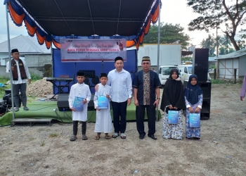 BSG Cabang Suwawa Berbagi Kebahagiaan Bersama Anak Yatim Kepala BSG Cabang Suwawa, Kasmir Abdul Hamid bersama Bupati Bone Bolango, Hamim Pou saat menyantuni dan berbagi kebahagiaan bersama anak yatim Panti Asuhan Al-Amanah, Senin (25/4/2022). (Foto Indra/Gopos)