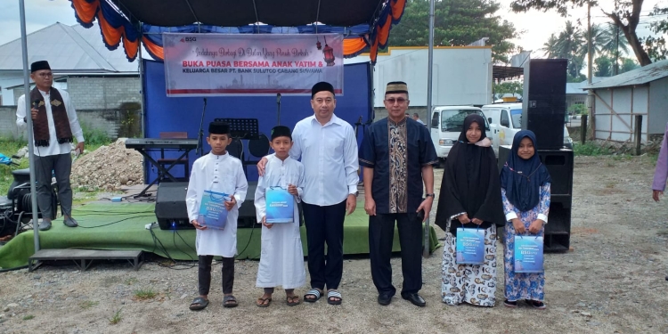 BSG Cabang Suwawa Berbagi Kebahagiaan Bersama Anak Yatim Kepala BSG Cabang Suwawa, Kasmir Abdul Hamid bersama Bupati Bone Bolango, Hamim Pou saat menyantuni dan berbagi kebahagiaan bersama anak yatim Panti Asuhan Al-Amanah, Senin (25/4/2022). (Foto Indra/Gopos)