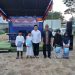 BSG Cabang Suwawa Berbagi Kebahagiaan Bersama Anak Yatim Kepala BSG Cabang Suwawa, Kasmir Abdul Hamid bersama Bupati Bone Bolango, Hamim Pou saat menyantuni dan berbagi kebahagiaan bersama anak yatim Panti Asuhan Al-Amanah, Senin (25/4/2022). (Foto Indra/Gopos)