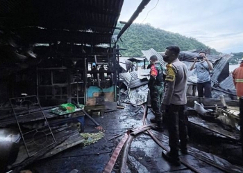 Kondisi rumah makan Maharani yang hangus terbakar, dini hari tadi (27/4/2022). foto sari/gopos