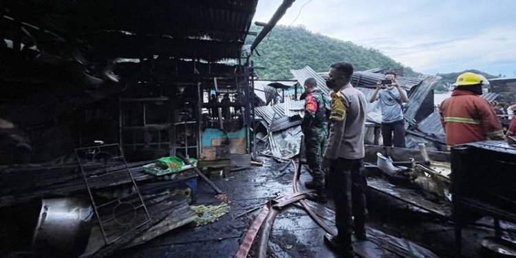 Kondisi rumah makan Maharani yang hangus terbakar, dini hari tadi (27/4/2022). foto sari/gopos
