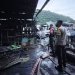 Kondisi rumah makan Maharani yang hangus terbakar, dini hari tadi (27/4/2022). foto sari/gopos
