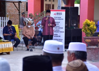 Sekretaris Daerah Kabupaten Pohuwato, Iskandar Datau Memberikan Sambutan Safari Ramadhan di Desa Motolohu, Kecamatan Randangan, Jum'at 08/04/2022 (Istimewa)