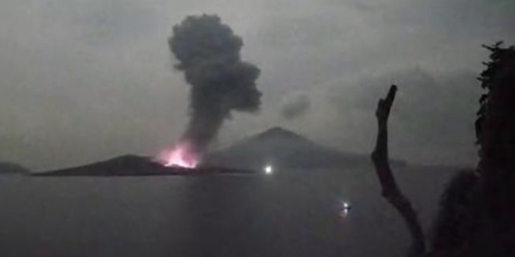 Erupsi Gunung Anak Krakatau, Jumat (22/4/2022) dini hari. [Magma Indonesia]