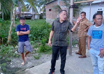 Anggota DPRD Kota Gorontalo, Arsinto Tilameo, bersama masyarakat ketika meninjau langsung saluran yang ada di Kelurahan Limba, Kecamatan Kota Selatan. (Foto Humas)