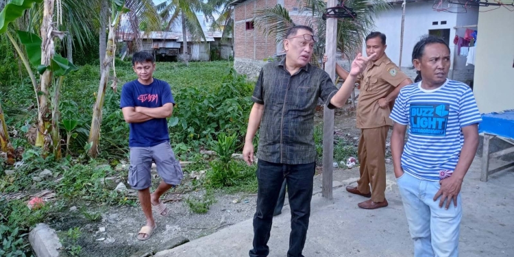 Anggota DPRD Kota Gorontalo, Arsinto Tilameo, bersama masyarakat ketika meninjau langsung saluran yang ada di Kelurahan Limba, Kecamatan Kota Selatan. (Foto Humas)