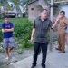 Anggota DPRD Kota Gorontalo, Arsinto Tilameo, bersama masyarakat ketika meninjau langsung saluran yang ada di Kelurahan Limba, Kecamatan Kota Selatan. (Foto Humas)