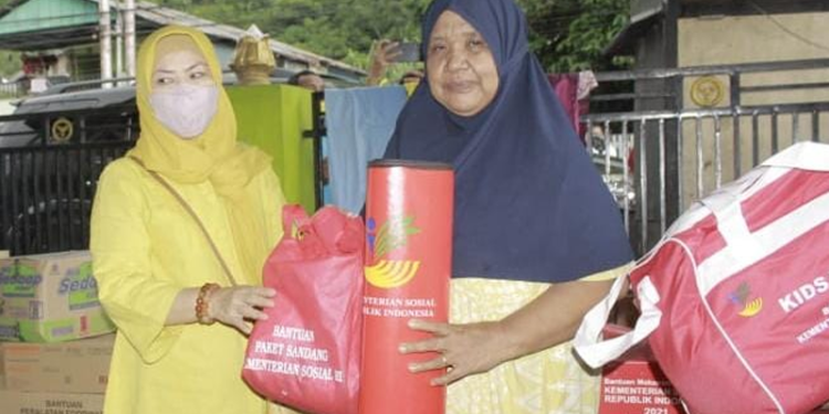 Ketua TP. PKK Provinsi Gorontalo Idah Syahidah saat menyerahkan bantuan kepada salah satu korban kebakaran rumah yang terjadi di pesisir muara di Jl Yos Sudarso Kelurahan Tenda, Kecamatan Hulonthalangi, Rabu (27/4/2022). (Foto: Rival)