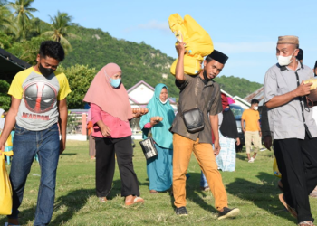 Masyarakat penerima Bantuan Langsung Pangan Pemerintah Provinsi Gorontalo (BLP3G) di Kecamatan Batudaa Pantai Kabupaten Gorontalo. (Foto: Salman)
