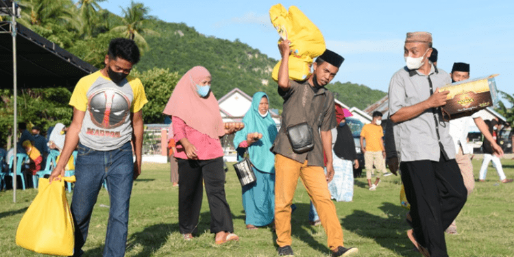 Masyarakat penerima Bantuan Langsung Pangan Pemerintah Provinsi Gorontalo (BLP3G) di Kecamatan Batudaa Pantai Kabupaten Gorontalo. (Foto: Salman)