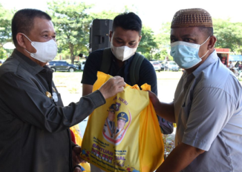 Wagub Gorontalo H. Idris Rahim (kiri), menyerahkan BLP3G kepada KPM di Kecamatan Kota Timur, Kota Gorontalo, Senin (25/4/2022). (Foto: Haris)