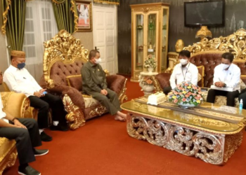 Wagub Gorontalo H. Idris Rahim (ketiga kiri), menerima Tim Pemeriksa BPK Perwakilan Gorontalo pada exit meeting di rumah jabatan Wagub Gorontalo, Rabu (27/4/2022). (Foto: Fikri)