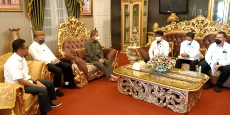 Wagub Gorontalo H. Idris Rahim (ketiga kiri), menerima Tim Pemeriksa BPK Perwakilan Gorontalo pada exit meeting di rumah jabatan Wagub Gorontalo, Rabu (27/4/2022). (Foto: Fikri)