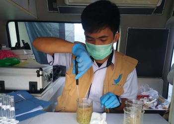 Petugas BPOM Gorontalo saat sedang menguji olahan makanan takjil yang dijual beberapa pedagang di Marisa, Kabupaten Pohuwato, Rabu (20/04/2022). (Yusuf/Gopos)