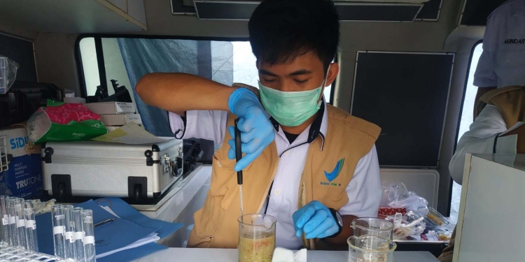 Petugas BPOM Gorontalo saat sedang menguji olahan makanan takjil yang dijual beberapa pedagang di Marisa, Kabupaten Pohuwato, Rabu (20/04/2022). (Yusuf/Gopos)